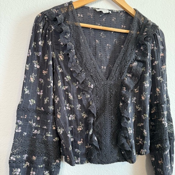 American Eagle Gray Floral Eyelet V Neck Balloon Sleeve Lace Peasant Top Size SM - Picture 2 of 10